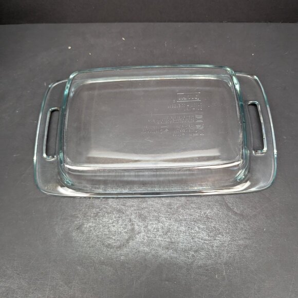 Pyrex 7 x 11 inch Clear Glass Blue Tint Baking Dish with Handles 2 Qt 1.9L - Picture 6 of 7